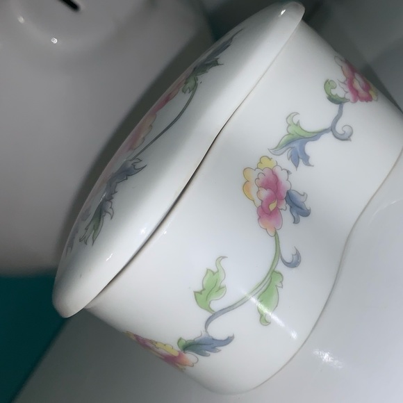 Elizabeth Arden Trinket Box with lid!Beautiful Flower design 🌸Vintage ❤️ shaped - Picture 3 of 8